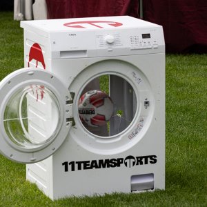 Torwand schießen mal anders bei den Fußball-Inklusionstage 1. -FC Köln ...... Arndt Neumann