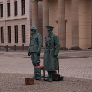 Stille Straßenkunst vor dem Brandenburger Tor...... Roland Winkler